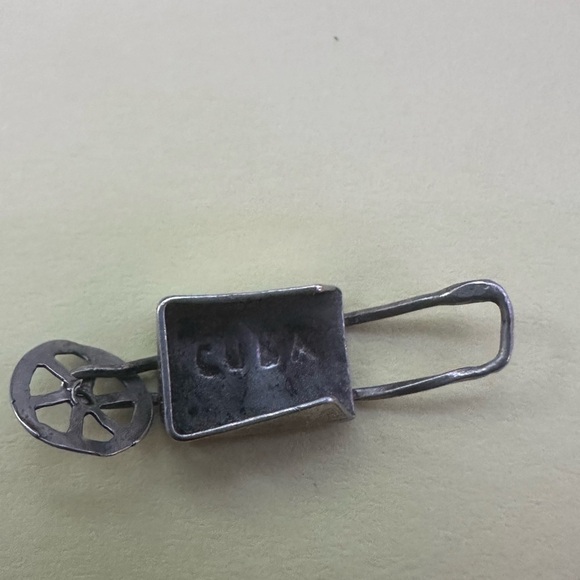 Sterling silver Vintage dangling Wheelbarrow charm Cuba - Picture 1 of 6